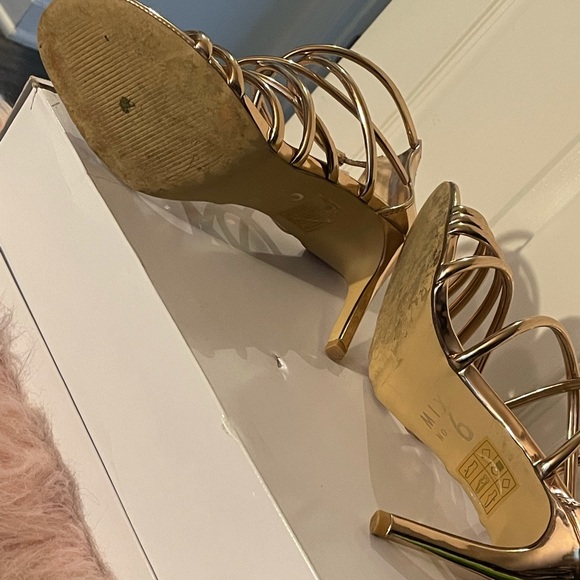 Size 8 gold heels - Picture 3 of 4